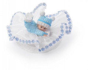 Taufaufsatz Baby spielend auf Tüllsockel, blau, 2-fach sortiert, Polystone, 10cm, 8 Stück