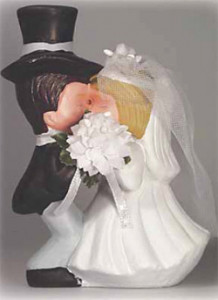 Küssendes Brautpaar, Keramik