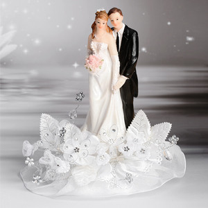 Brautpaar auf Tüll, mit Blumen- und Perlenbouquet, Polystone