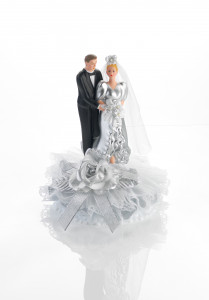 Porzellan-Brautpaar Silberhochzeit mit Blumen und Perlen