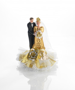 Porzellan-Brautpaar Goldhochzeit, mit Blumen und Perlen