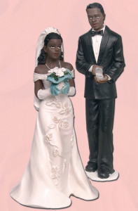 Brautpaar mit Blumen und Ringen