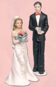 Brautpaar mit Blumen und Ringen