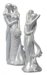 Modernes Brautpaar, k&uuml;ssend, eng umschlungen, Polystone