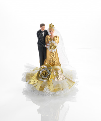 Porzellan-Brautpaar Goldhochzeit, mit Blumen und Perlen